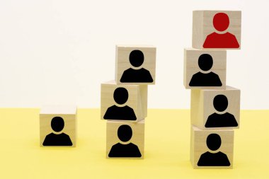 Güçlü bir takım kurmak, insan simgesi, insan kaynakları ve yönetim konseptiyle tahta bloklar yapmak.