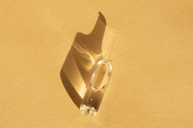 Bir ampul ilaç ve gölgesi. Covid-19 'a karşı aşı.