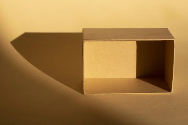 Brauner Karton Auf Beigem Hintergrund Und Seinem Schatten Verpackung — Stockfoto