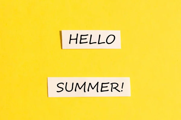 Text Hallo Sommer Auf Gelbem Hintergrund Das Konzept Des Sommers — Stockfoto