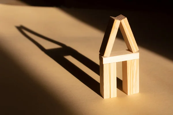 Das Haus Besteht Aus Holzklötzen Und Schatten Immobilienmarkt Oder Maklerkonzept — Stockfoto