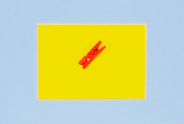 Pinza Madera Roja Marco Azul Sobre Fondo Amarillo Abstracto — Foto de Stock