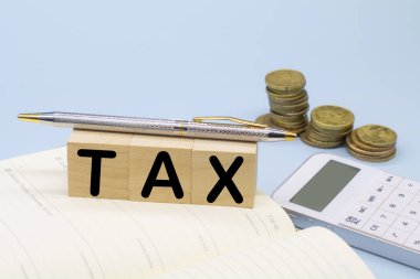 Tahta küplere, bozuk paralara, hesap makinesine ve not defterine kelime vergisi. İş ve vergi kavramı. Ödeme vergisi