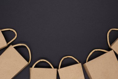 Siyah arka planda el işleri paketleri. Online alışveriş, satış, süpermarket, indirimli promosyon ve Kara Cuma konsepti için yaratıcı bir fikir. Metin için alanı kopyala