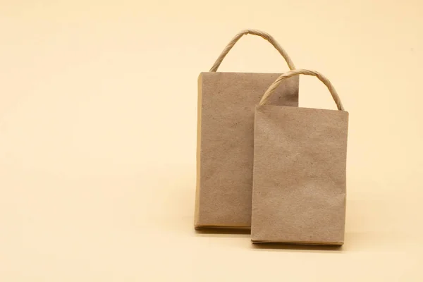 Ambachtelijke Verpakkingen Een Beige Achtergrond Creatief Idee Voor Online Winkelen — Stockfoto