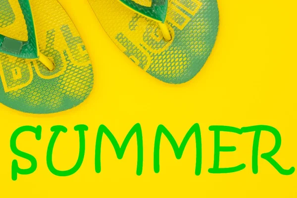 Gelb Grüne Flip Flops Auf Gelbem Hintergrund Sommer Und Freizeitkonzept — Stockfoto