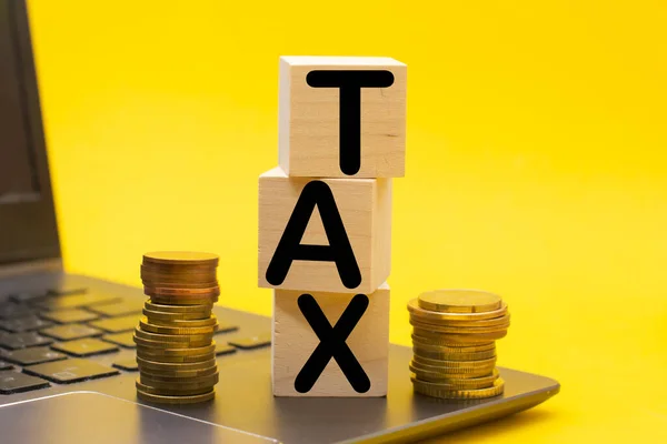 Holzwürfel Mit Dem Wort Tax Money Stapel Von Münzen Steuerkonzept — Stockfoto