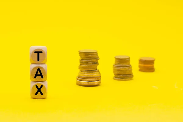 Holzwürfel Mit Dem Wort Tax Money Stapel Von Münzen Steuerkonzept — Stockfoto