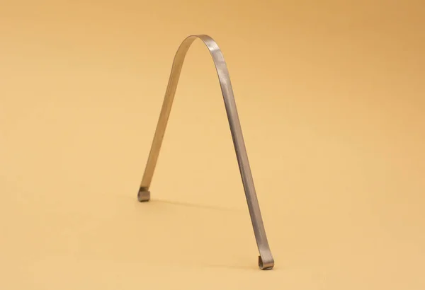 Metal kazıyıcı ya da dil temizleme fırçası. Ağız boşluğu hijyeni.