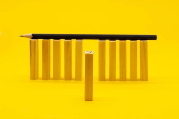 Holzklötze Auf Gelbem Hintergrund Und Bleistift Geschäftskonzept — Stockfoto