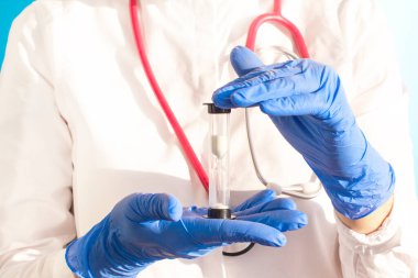 Elinde kum saatiyle tıp doktoru. sağlık hizmeti kavramı