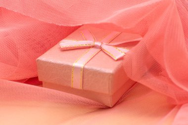 Pembe hediye kutusu. Doğum günü hediyesi, 14 Şubat, 8 Mart
