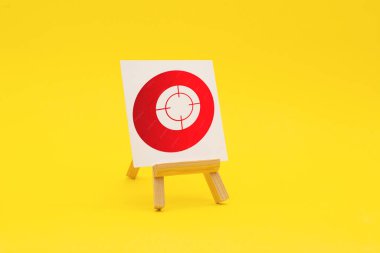 Sarı arka planda tabela var. Tam ortaya vur. Reklam hedefleme taktikleri. Reklam kampanyaları. Hedefe Ulaşım