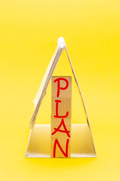 Cubo Madera Con Palabra Plan Sobre Fondo Amarillo Concepto Negocio — Foto de Stock