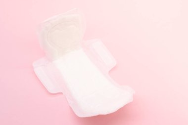 Pembe arka planda yakın hijyen için peçete ya da hijyen pedi