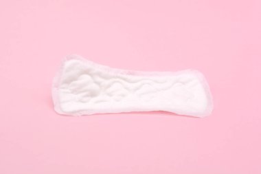 Pembe arka planda yakın hijyen için peçete ya da hijyen pedi