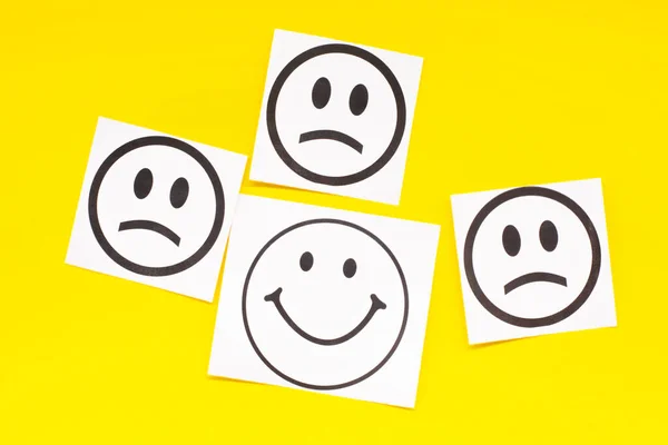 Cara Sonriente Cara Triste Sobre Fondo Amarillo Concepto Pensamiento Positivo — Foto de Stock