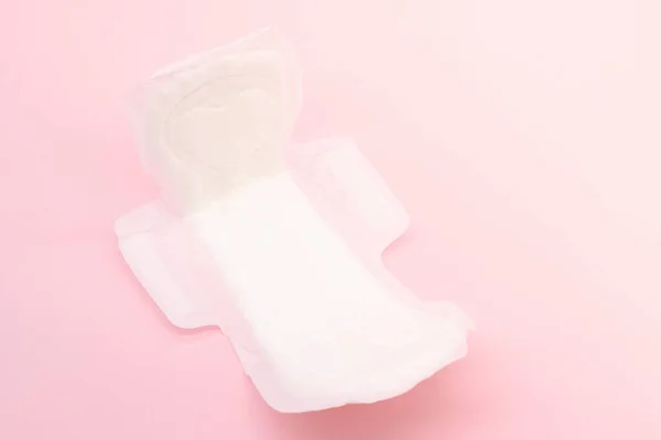 Pembe arka planda yakın hijyen için peçete ya da hijyen pedi