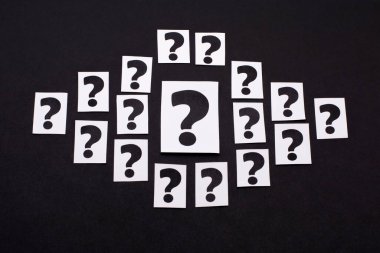 Beyaz bir çarşaftaki soru işareti. SSS frekansları soru, cevap, bilgi ve beyin fırtınası kavramları sorar