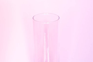 boş cam şeffaf vazo pembe arka planda