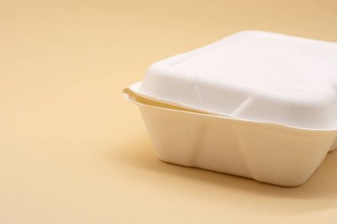 Yemek için beyaz plastik kutu, bu mikrodalga fırında kullanılabilir..