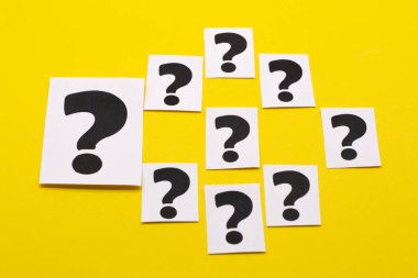 Beyaz bir çarşaftaki soru işareti. Sorular, Cevaplar ve Beyin Fırtınası Konseptleri