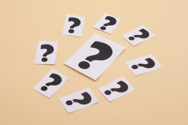 Beyaz bir çarşaftaki soru işareti. SSS frekansları soru, cevap, bilgi ve beyin fırtınası kavramları sorar