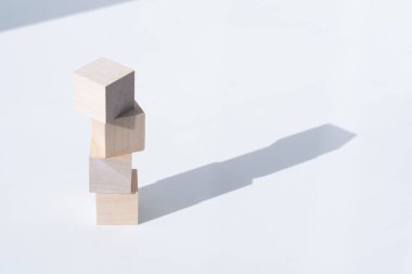 Beyaz arka planda tahta küpler. İş ve tasarım konsepti, liderlik sembolü