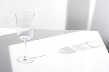 boş şeffaf şarap kadehi ve beyaz arkaplanda yansıma