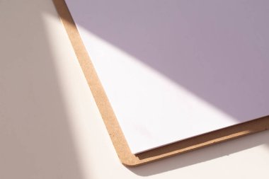 Notlar ve güneş ışığı için kağıt. İş konsepti