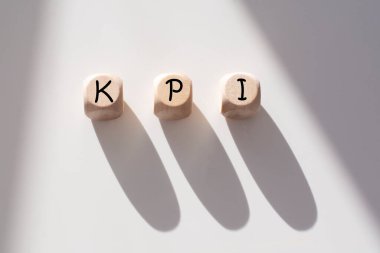 KPI sözcüğü ahşap yapı taşları ve stok imajı ile yapılır