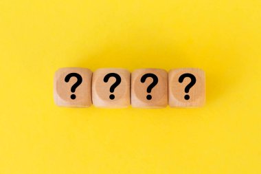 Sarı arkaplanda soru işaretleri olan küplerName