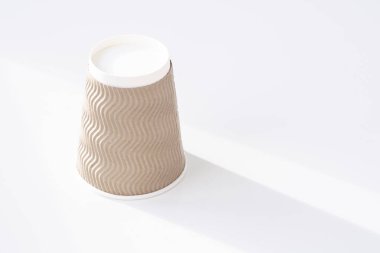 Beyaz arka planda bir kahve fincanı ve bir gölge.