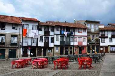 Guimaraes, Portekiz: Saint Tiago Meydanı veya Praca Sao Tiago tarihi merkezin ana meydanıdır