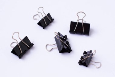 Beyaz arka planda metal ataçlar. Ofis malzemeleri