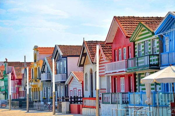 Portekiz, Costa Nova. Balıkçı köyü. Çizgili, dekore edilmiş evleri var. Ana güverte boyunca uzanan. Portekiz 'e bir köprü ile bağlı bir tükürük üzerinde yer alıyor.