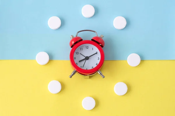 Pastillas Tabletas Despertador Rojo Sobre Fondo Colorido Concepto Médico Salud — Foto de Stock