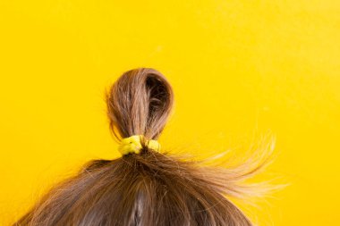 Sarı arka planda bir çocuğun kafası. Soyut arkaplan