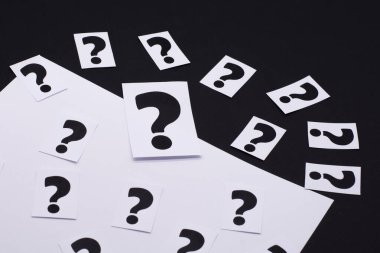 Beyaz bir çarşaftaki soru işareti. Sorular, Cevaplar ve Beyin Fırtınası Konseptleri