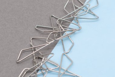 Birbirine tutturulmuş raptiyeler. Ortaklık, işbirliği, takım çalışması veya ortak girişim kavramı