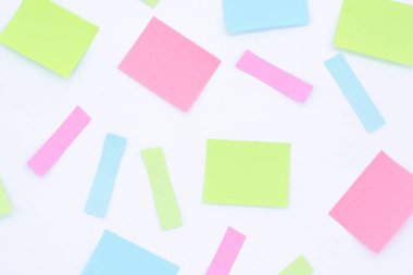 Beyaz arkaplandaki farklı renklerdeki boş kağıt etiketleri, boşluğu kopyala