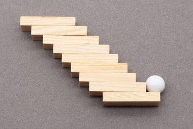 Tahta blok merdiven ve beyaz top gibi dizilmiş. İş kavramı büyüme başarısı