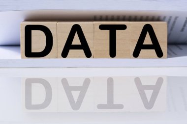 Tahta küplerdeki veriler dosya ve klasör arkaplanlarına karşı. Araştırma veya iş yatırımı karar kavramı için veri toplama.