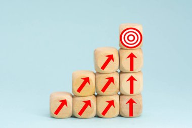 Mavi arka planda tahta küplerin üzerindeki ok simgeleriyle iş veya ekonomik büyüme kavramı