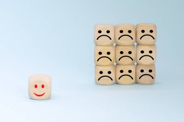 Mutlu ve mutsuz yüzlü tahta blok. Müşteri hizmetleri derecelendirmesi veya memnuniyet kavramı. İş hizmeti derecesi, müşteri memnuniyeti