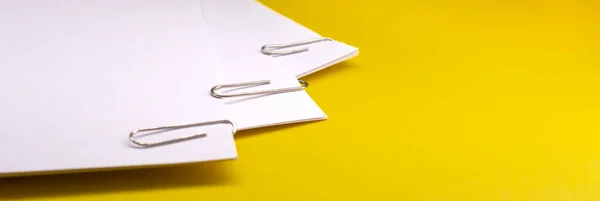 Büroklammern Aus Metall Die Einem Leeren Weißen Papier Auf Dem — Stockfoto