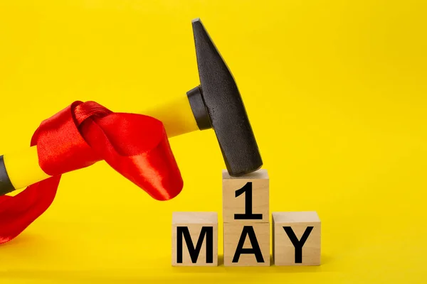 Mayıs Sarı Çekiçli Kırmızı Kurdeleli Tahta Küplerin Metni Şçi Bayramı — Stok fotoğraf