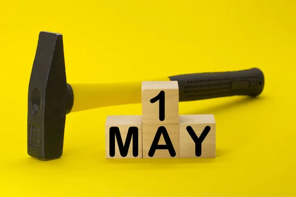 五月一日在木制立方体上的文字是用黄锤写的 劳动节 五月一日概念 — 图库照片
