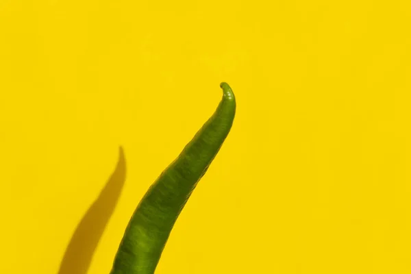 Grüne Chilischote Auf Gelbem Hintergrund — Stockfoto