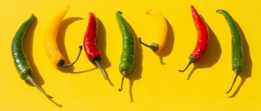 Sarı arka planda renkli kırmızı biber.